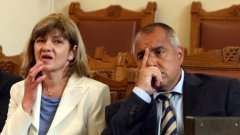 България беше ударена от товарния влак - тройната коалиция, каза днес премиерът Бойко Борисов по повод репликата на Иван Костов, че срещу нас се движи бързият влак...