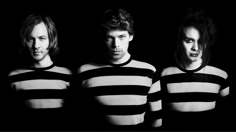Вокалистът и пианист Джона Нилсон (в средата) обяснява, че Dirty Loops обичат да взимат песни от топ 40 в класациите и преработвайки ги по своя начин, да покажат на хората колко различно биха могли да звучат тези хитове