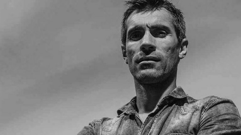 Кийт Гилеспи. Бившият халф на Манчестър Юнайтед и Северна Ирландия профука цяло състояние в букмейкърските къщи. Според собствените му признания става дума за 7-8 милиона лири. На ден пропилява по 100 000 лири. Днес Кийт живее в скромен апартамент и твърди, че се е преборил с тежката зависимост.