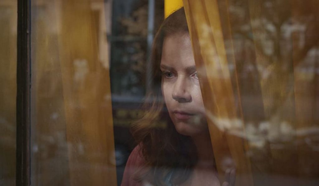 "Жената на прозореца" (The Woman in the Window)
Кога: 14 май
Къде: Netflix

Ейми Адамс е в главната роля в психологическия трилър по едноименния роман на Ей Джей Фин. Д-р Ана Фокс (Адамс) е психолог, която страда от агорафобия - т.е. страх от открити пространства. Тя стои затворена в апартамента си, но успява да завърже приятелство със съседка, живееща от другата страна на улицата. Един ден Ана става свидетел на убийството на съседката си, но светът ѝ се преобръща, когато всички около нея твърдят, че видяното не е истина. В другите роли в дългоотлагания филм (премиерата трябваше да е още в края на 2019 г.) са Гари Олдман, Антъни Маки и Джулиан Мур.