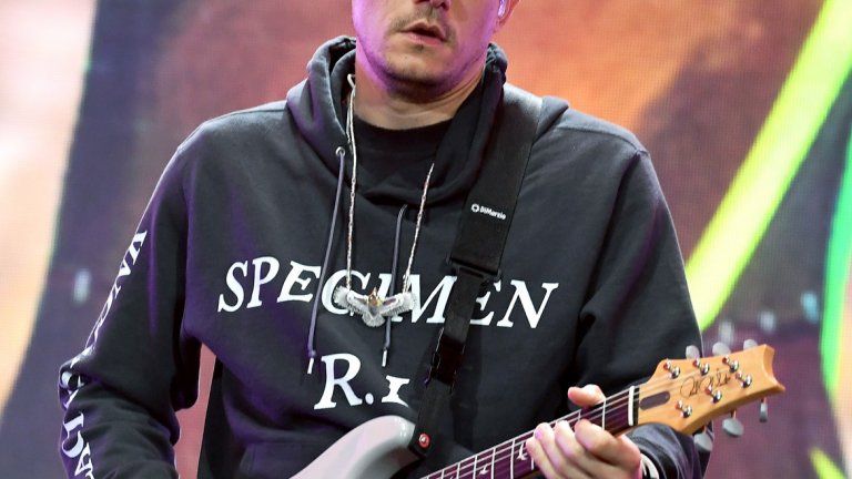 Джон Мейър 
Певецът и актьор преминава през операция на гласните струни през 2013 г. и по думите му заболяването му променя всичко, включително и гласа му. Най-много обаче се изменя светогледът му и разбиранията на Мейър за слава и успех.
По време на възстановяването си Джон решава, че има нужда от спокойствие и тишина и така попада в Парадайз Вали, щата Монтана. Казва, че се е влюбил в мястото веднага и дори има албум, кръстен на градчето.