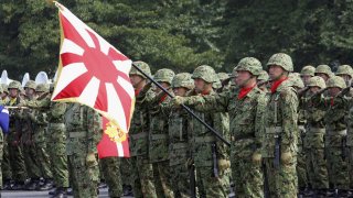 в Страната на изгряващото все повече се обсъждат промени в пацифистката конституция