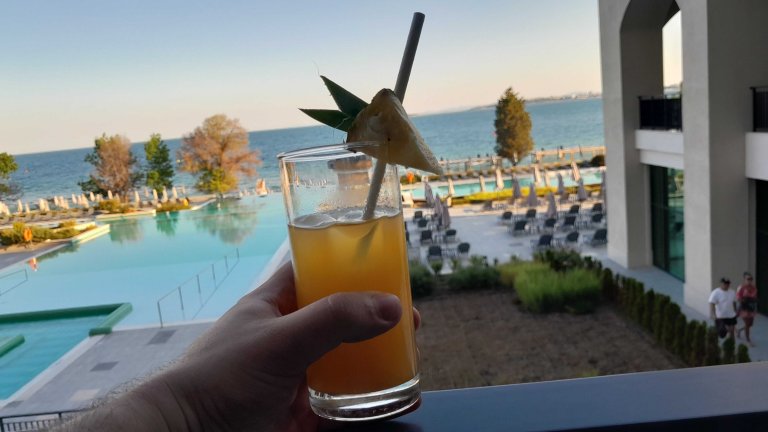 ...с коктейл в ръка. Ром със сок от ананас - вечна рецепта, с която няма как да сбъркаш.