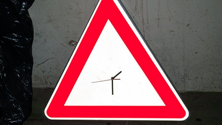 Артистите вече имат пропуски от охраната и могат да останат то 22:00 часа във фабриката