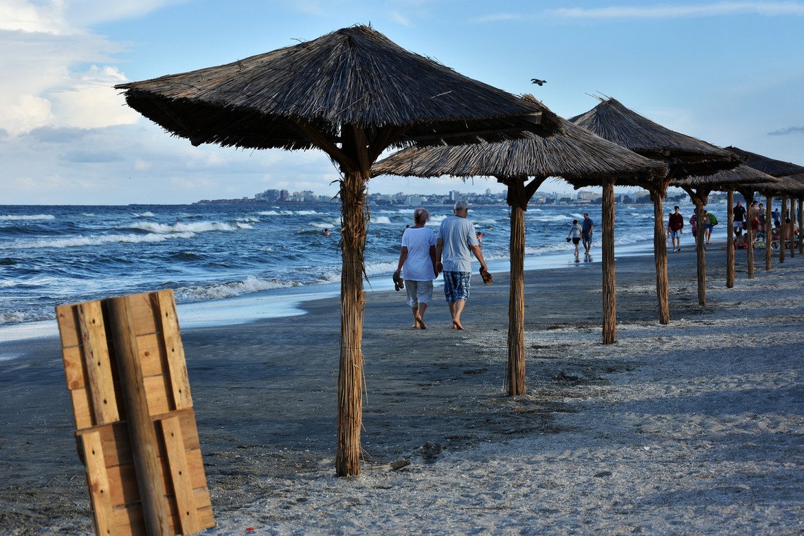  Мамая, Румъния 

Този румънски плаж се нарежда сред най-добрите европейски плажове за 2019 г. според платформата Europe Best Destinaitons. Намира се на север от Констанца в едноименния курорт на Черно море и се нарежда по красота до плажове от Франция, Испания, Италия и Хърватия. 

Някои сравняват дългата 8 километра плажна ивица с тази на Маями, плюс това плажът има сходно количество заведения и крайбрежни хотели, за да прилича на близнак на американския си събрат. За разлика от повечето български курорти строителството в Мамая е доста по-умерено. Повечето сгради са строени през социализма и сега са реновирани, за да отговарят на високите изисквания на туристите.