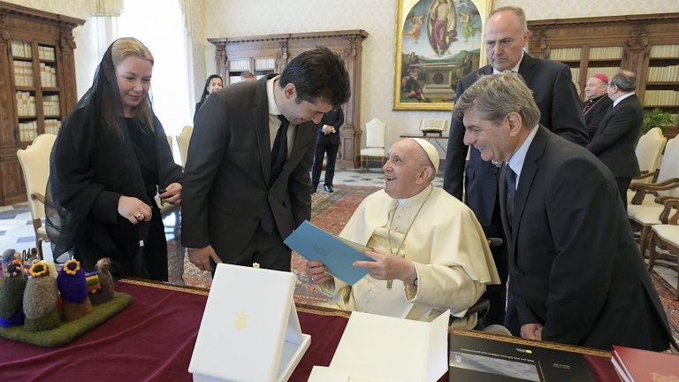 Премиерът беше на посещение във Ватикана, за да го погали папата по главата. Каква хубава народна традиция си стана и това