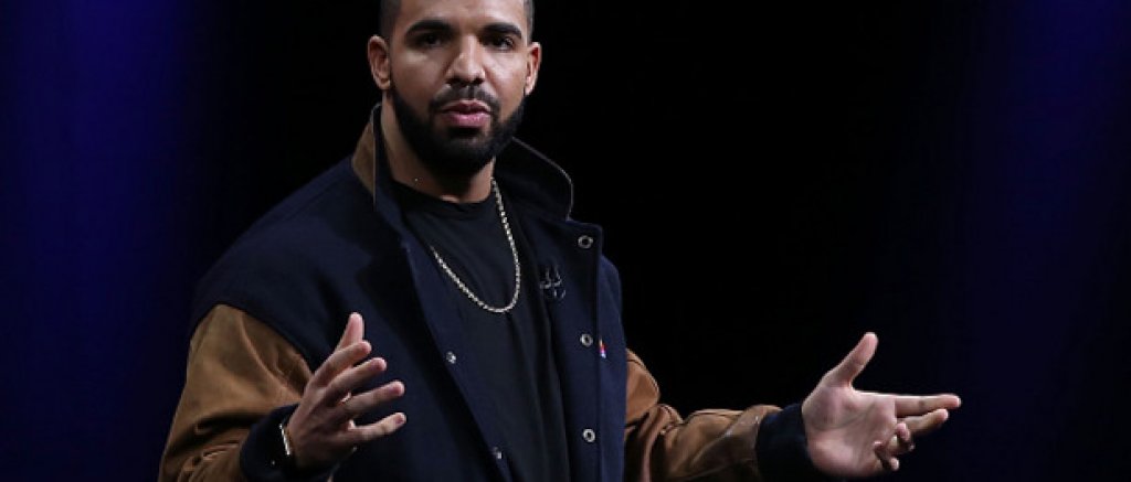 Дрейк (Drake)
Канадският певец, който нашумя с хита си Hotline Bling, също се изживява като "плейбой" и редовно се снима с най-различни жени. Освен това той на няколко пъти беше засичан да излиза от вкъщи, придружен от тълпа фенки. Естествено, неговите похождения са внимателно документирани в социалните мрежи, както и в профилите на жените, които колекционира. Защото ако нещо го няма в интернет, кой би повярвал, че се е случило?