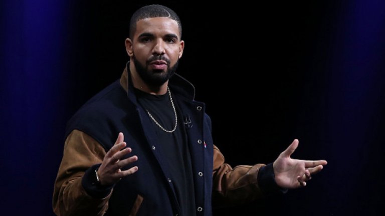 Дрейк (Drake)
Канадският певец, който нашумя с хита си Hotline Bling, също се изживява като "плейбой" и редовно се снима с най-различни жени. Освен това той на няколко пъти беше засичан да излиза от вкъщи, придружен от тълпа фенки. Естествено, неговите похождения са внимателно документирани в социалните мрежи, както и в профилите на жените, които колекционира. Защото ако нещо го няма в интернет, кой би повярвал, че се е случило?