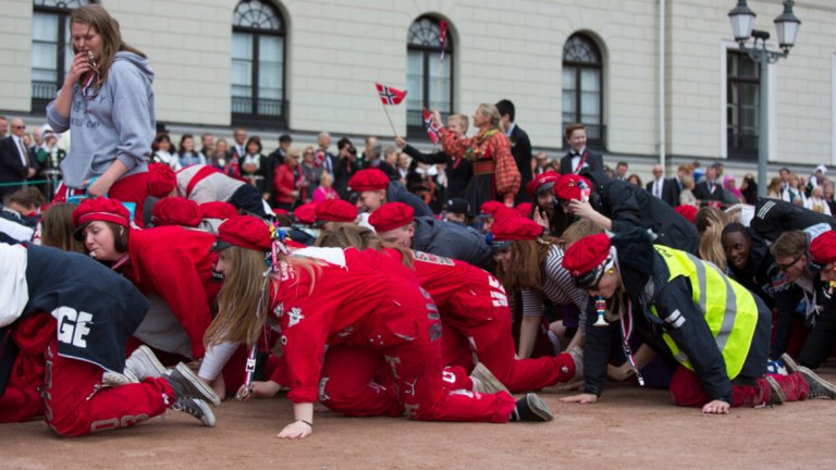 Отделно от класиките в жанра "Тийнейджъри, скъсали синджира", през последните години поведението на абитуриентите ескалира до степен, че се налага хиляди полицаи да се приведат в едва ли не бойна готовност, за да съблюдават обществения мир в началото на месец май.
