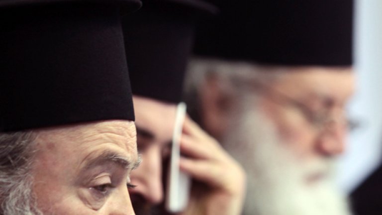 Светият синод води битки за власт и имоти, не за души