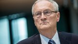 Той е получавал секретна информация години, след като вече не е бил на поста си. Проверяват дали я е изнасял за чужди държави.