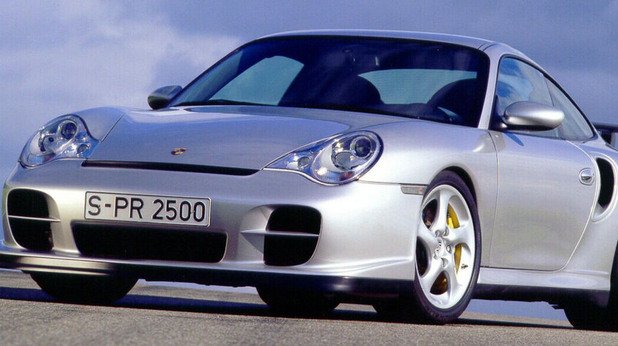 996 GT2 (2001)
Този модел получава агресивно доработен двигател с две турбини и мощност 476 конски сили. 996 GT2 е само със задно предаване и е по-лек от версията Turbo. Предлага се със задно крило и керамични спирачки и до този момент е серийният 911, който е най-близо до състезателните машини на компанията.