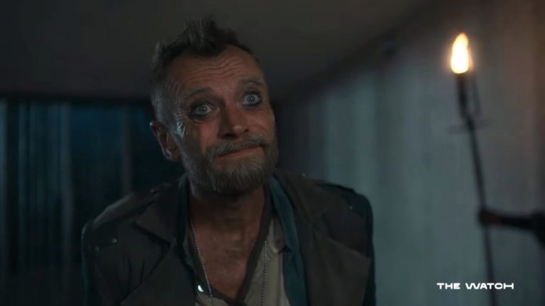 The Watch (BBC) - 3 януари
Ако вече сте видели трейлъра на "Стражата", има голям процент вероятност да очаквате шоу, което да може да бъде описано като боклук. Истината обаче е, че този сериал е пълен боклук, който макар да чопли директно от оригинала на романите на сър Тери Пратчет, по някакъв странен начин успява да промени героите и историите толкова жестоко, че да ги осакати доволно. Личи си, че авторите са взимали идеи от оригинала, но честно казано - по-добре да не бяха. Отбелязваме го, просто за да си го спестите, ако случайно попаднете на него.
Ако все пак искате да си причините The Watch, сериалът се съсредоточава върху капитан Сам Ваймс - впиянчено ченге от Анкх-Морпоркската градска стража, който някога е бил надеждата на учителя си да се превърне в добър полицай, а сега глобява кучета, защото пикаят върху него. Самата Стража е отчаяна шайка от непрокопсаници, които никой не знае какво правят, в един град, в който престъпността е узаконена и регулирана от професионалните гилдии. Въпросът обаче е, че изведнъж се появява един стар познайник на Ваймс - негов приятел и убиец на учителя му. И този стар познайник очевидно е намислил нещо мръсно, което ще накара ченгето да се разбуди от алкохолния си ступор и да извади на бял свят позакърнели инстинкти на полицай.