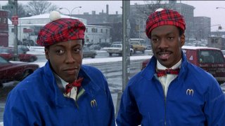 Coming to America/ ”Пристигане в Америка”
Няма как да говорим за класически комедии от 80-те и да не споменем Еди Мърфи поне няколко пъти. А когато той работи в тандем с режисьора Джон Ландис, трудно може нещо да се обърка. Освен ако не става въпрос за "Ченгето от Бевърли Хилс 3", но това е друга история. 
В “Пристигане в Америка” Мърфи е на върха на славата си и просто в най-добрата възможна форма. Има някои, които даже определят историята за африканския принц от измислената държава Замунда, който търси любовта в Ню Йорк, за една от най-добрите комедии изобщо.