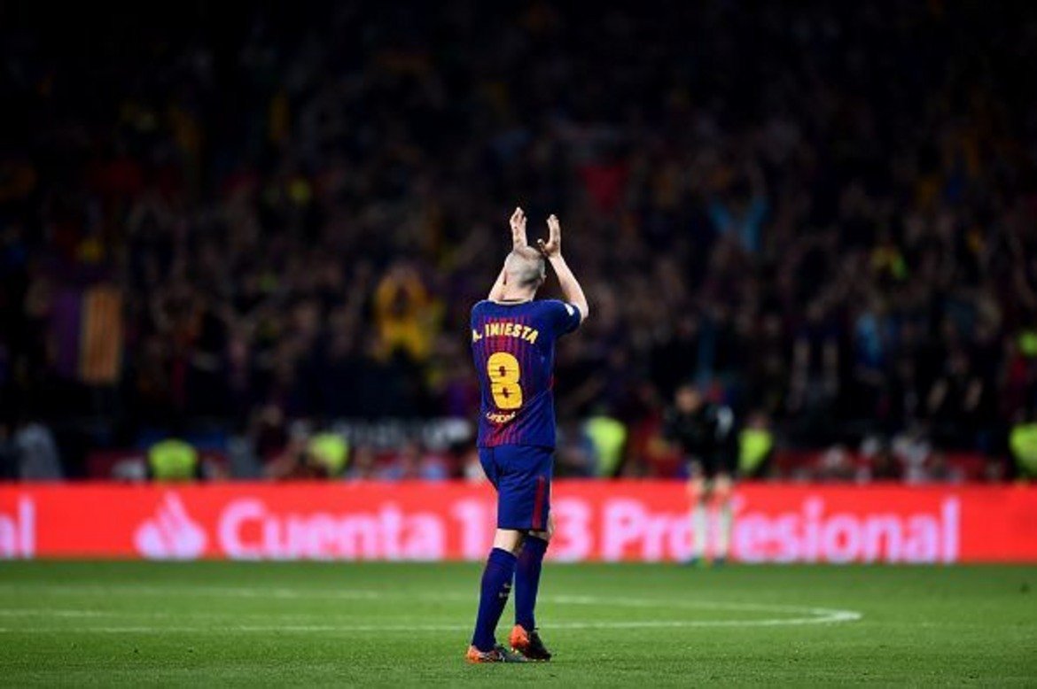 С над 700 мача на най-високо ниво и 32 големи трофея с Барселона - няма друг испански футболист с толкова успехи, колкото Иниеста. Вижте в галерията 8 паметни момента от кариерата на великата "осмица".