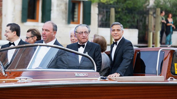 Въпреки усилията на полицейските патрули, които с лодки се опитваха да държат папараците настрана, снимки на Клуни "наводниха" информационните агенции