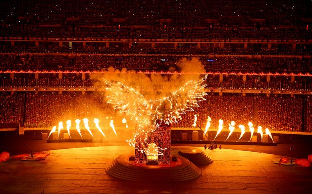 Митичната азербайджанска птица Симург бе един от историческите моменти, преплетени с модерните фойерверки по време на церемонията по закриването на първите Европейски игри.