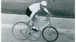 "Смъртта не ме плаши, погребете ме край пътя!": Лудият с колелото и великият му рекорд