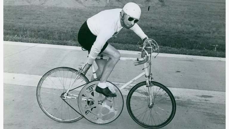 "Смъртта не ме плаши, погребете ме край пътя!": Лудият с колелото и великият му рекорд