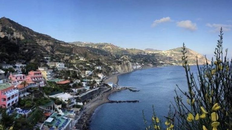 ИскияТова е островът с най-много минерални извори в ЕС. Което означава целогодишен туризъм. Невероятната панорама от планината Епомео наистина разкрива страхотни красоти. Това е най-високата част на острова. Той е вулканичен - наричат го още островът на трите вулкана. На някои плажове пясъкът е толкова ситен, че е съставен от малки песъчинки. Иначе заведения, барове и дискотеки, колкото душа иска.