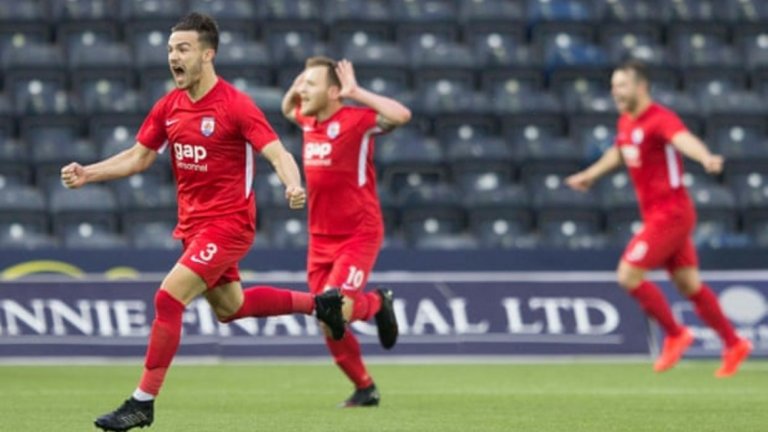 Номадс поднесе сензацията след загуба с 1:2 у дома и успех с 2:0 като гост на Килмарнък в реванша. Никой не вярваше, че е възможно. Или поне никой извън съблекалнята на Конас Куей.