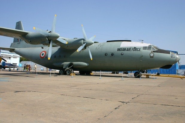 Ан-12БП в Индия - 102 загинали

На 7 февруари 1968-ма четиридвигателният Ан-12БП от състава на индийските ВВС излита от Чандигар с цел намиращия се в Кашмир град Лех.

Времето по маршрута, който минава над високи планини е лошо. Самолетът така и не се приземява в Лех и е обявен за безследно изчезнал, защото останките му не са открити.

Чак през август 2003-та са открити останките на самолета на глетчер на надморска височина от близо 6000 m, но минават още две години преди те да бъдат проучени.

Точната причина за катастрофата не е установена.