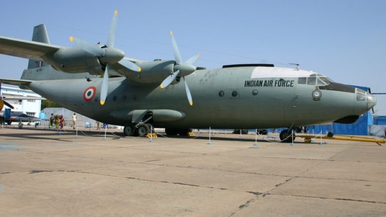 Ан-12БП в Индия - 102 загинали

На 7 февруари 1968-ма четиридвигателният Ан-12БП от състава на индийските ВВС излита от Чандигар с цел намиращия се в Кашмир град Лех.

Времето по маршрута, който минава над високи планини е лошо. Самолетът така и не се приземява в Лех и е обявен за безследно изчезнал, защото останките му не са открити.

Чак през август 2003-та са открити останките на самолета на глетчер на надморска височина от близо 6000 m, но минават още две години преди те да бъдат проучени.

Точната причина за катастрофата не е установена.