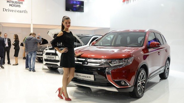 На щанда на Mitsubishi има две версии на Outlander, едната е хибридна