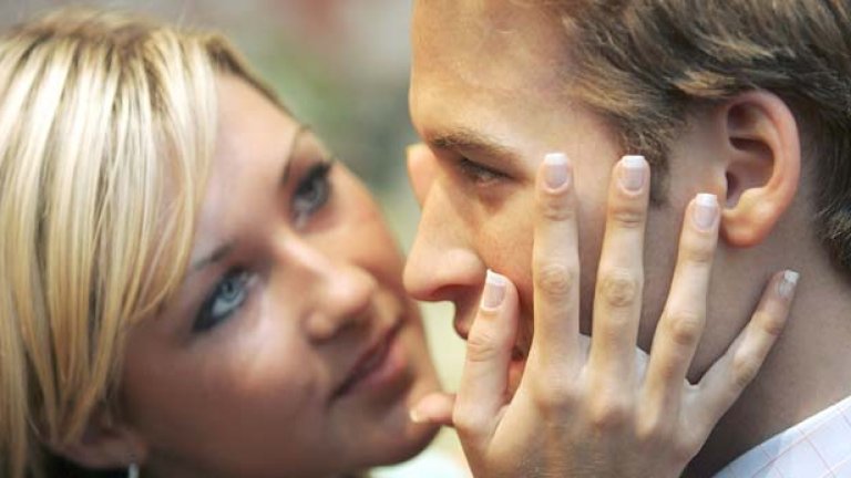 Моногамните отношения осигуряват безопасност и изграждат по-дълбоко доверие...