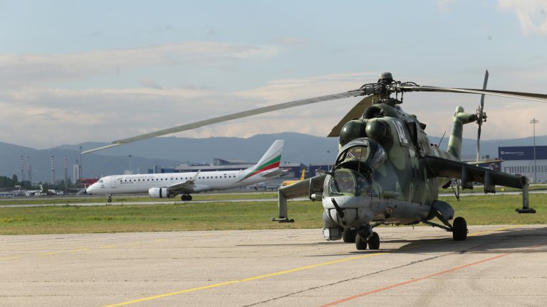 В кадри: Самолети и хеликоптери в небето над София по случай 6 май