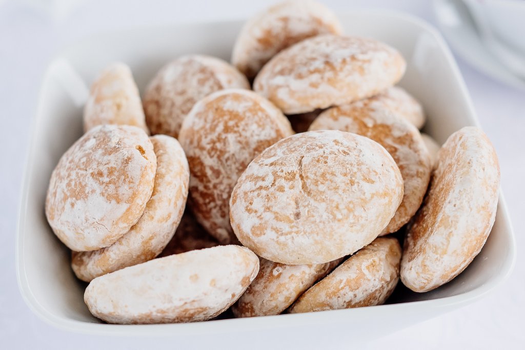 Руски сладки ПряникиТези лесни сладки традиционно се сервират около зимните празници, за да си вървят с чая през деня. В голяма купа смесете 300 грама захар, едно яйце и две-три супени лъжици олио до получаването на копринен крем. След това прибавете 180 грама заквасена сметана, в които сте угасили пакетче сода. Прибавете бавно на няколко части 400-500 грама брашно и омесете гладко тесто.
От него взимате с намокрени пръсти малки топчета, оформяте ги и ги редите в намаслена тава. Печете в загрята на 180 градуса фурна и ги охладете върху решетка. Пригответе глазура от 180 грама пудра захар и четири лъжици лимонов сок и глазирайте сладките. Изчакайте глазурата да изсъхне и сервирайте с чай или кафе.