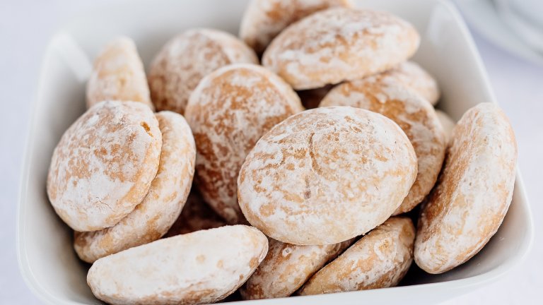 Руски сладки ПряникиТези лесни сладки традиционно се сервират около зимните празници, за да си вървят с чая през деня. В голяма купа смесете 300 грама захар, едно яйце и две-три супени лъжици олио до получаването на копринен крем. След това прибавете 180 грама заквасена сметана, в които сте угасили пакетче сода. Прибавете бавно на няколко части 400-500 грама брашно и омесете гладко тесто.
От него взимате с намокрени пръсти малки топчета, оформяте ги и ги редите в намаслена тава. Печете в загрята на 180 градуса фурна и ги охладете върху решетка. Пригответе глазура от 180 грама пудра захар и четири лъжици лимонов сок и глазирайте сладките. Изчакайте глазурата да изсъхне и сервирайте с чай или кафе.