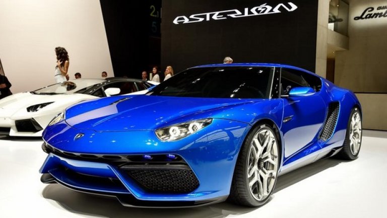 Lamborghini Asterion LPI 910-4
След десетилетия на остри ъгли и ръбати форми Lamborghini най-после се завръща към красотата на Miura и Jalpa с дългоочаквания Asterion – луксозен, но и спортен автомобил с мощност 910 конски сили, който е с хибридно задвижване и 4х4.
Използването на електрическата тяга сваля разхода на супер автомобила до невероятните 4,1 литра на 100 км. В същото време могъщият V10 двигател, който работи съвместно с три електромотора, осигурява 320 км/ч максимална скорост на Asterion, както и 3 секунди за ускорение от 0 до 100 км/ч.
Означението 910-4 идва да обясни, че общата мощност се сформира от 610 конски сили от бензиновия мотор и още 300 от електромоторите, а 4 подсказва, че задвижването е 4х4. Само на електричество Asterion може да измине 50 километра.