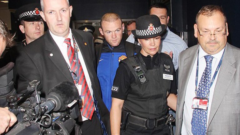 Уейн Рууни се прибра в Манчестър, контузен за лечение.