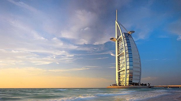 Ултралуксозният хотел Burj al-Arab в Дубай е построен на изкуствен остров със специална форма така че сянката на хотела никога да не пада върху плажната ивица