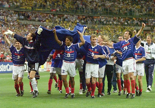 2. Франция, 1998
За първи път в първенството участват 32 отбора, а не 24. Роналдо до края бе под въпрос за финала срещу домакините заради мистериозно заболяване вечерта преди него, но се появи на терена. Това обаче не помогна особено на Бразилия, която остъпи на "петлите" с 0:3. Франция разчиташе на много звезди, сред които Зинедин Зидан, Лоран Блан, Тиери Анри, Лилиан Тюрам и др.