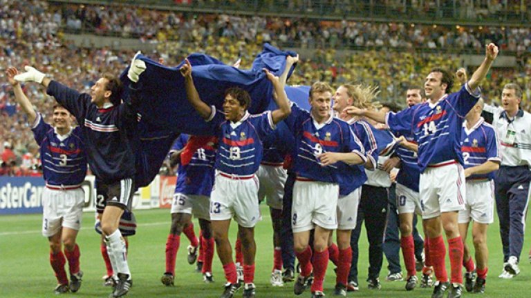 2. Франция, 1998
За първи път в първенството участват 32 отбора, а не 24. Роналдо до края бе под въпрос за финала срещу домакините заради мистериозно заболяване вечерта преди него, но се появи на терена. Това обаче не помогна особено на Бразилия, която остъпи на "петлите" с 0:3. Франция разчиташе на много звезди, сред които Зинедин Зидан, Лоран Блан, Тиери Анри, Лилиан Тюрам и др.
