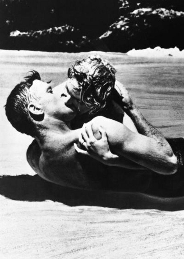 Тази сцена от "Оттук до вечността" и до днес се счита за шедьовър. Дебора Кер излиза от морето и ляга на пясъка, а надвесен над нея със стичащи се капчици вода от мократа му коса Бърт Ланкастър впива устни в нейните