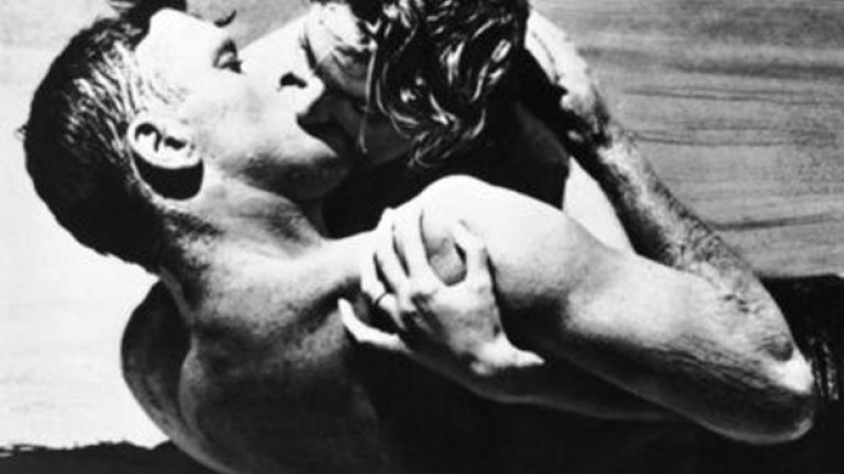 Тази сцена от "Оттук до вечността" и до днес се счита за шедьовър. Дебора Кер излиза от морето и ляга на пясъка, а надвесен над нея със стичащи се капчици вода от мократа му коса Бърт Ланкастър впива устни в нейните