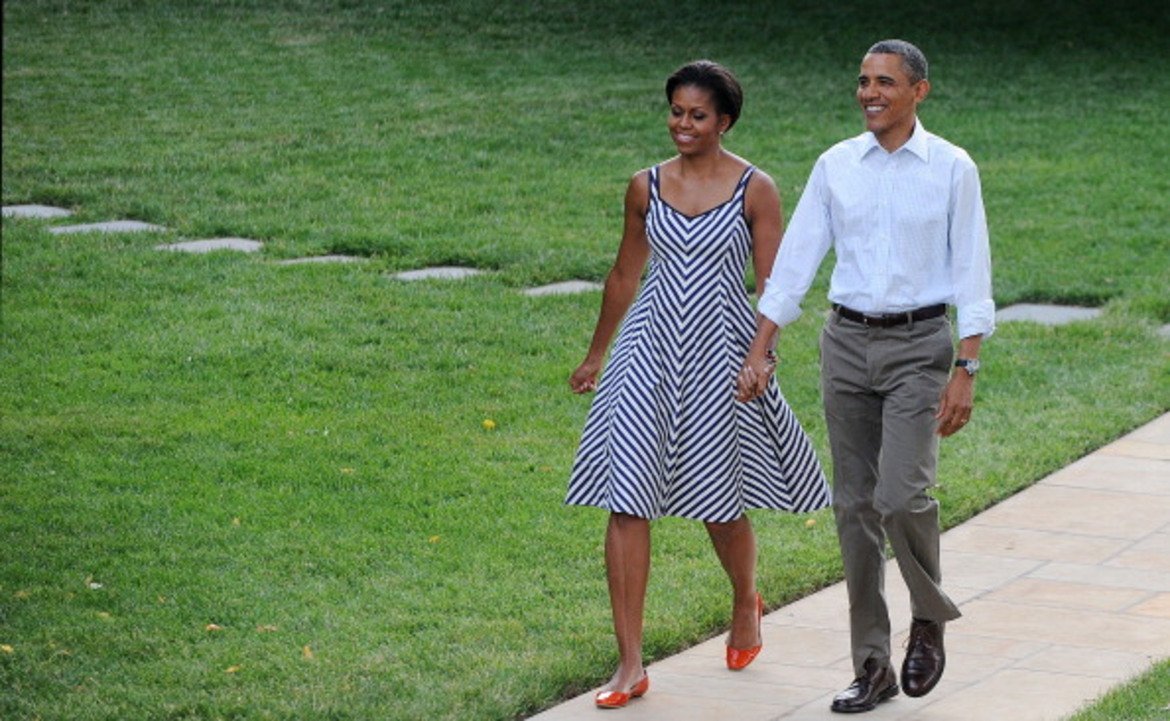 Мишел Обама обожава рокли без ръкави и извън протокола залага на равни обувки и “пантофки“. Определено й отива, защото продължава да излъчва голяма доза стил и класа.