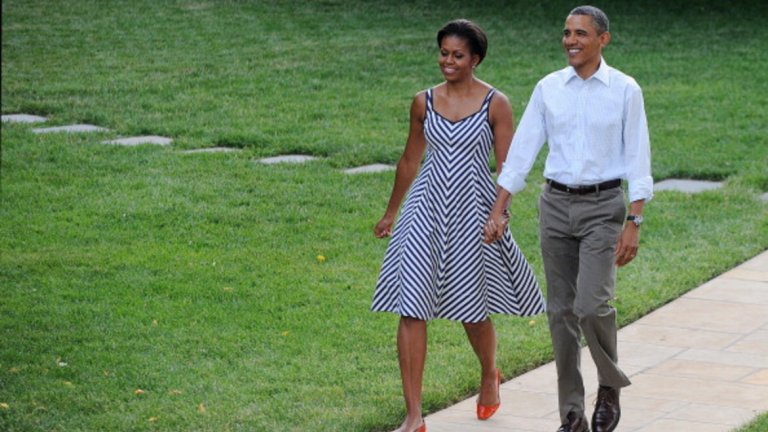 Мишел Обама обожава рокли без ръкави и извън протокола залага на равни обувки и “пантофки“. Определено й отива, защото продължава да излъчва голяма доза стил и класа.