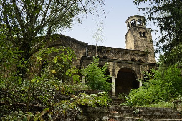 Изоставената църква на някогашния семинарен комплекс за малко изплува от забравата, в която е прекарала последните 25 години
