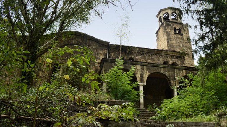 Изоставената църква на някогашния семинарен комплекс за малко изплува от забравата, в която е прекарала последните 25 години