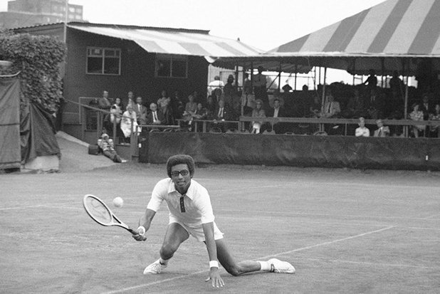 10. Ян Кодеш
Чешкият тенисист печели на два пъти Откритото 

първенство на Франция през 1970 и 1971 г. Кодеш има 

само още един трофей от Голям шлем - Уимбълдън 1973 

г. и общо 8 титли на сингъл. Кодеш играе на Ролан 

Гарос в периода 1968-1981 и постига 39 победи, което 

му отрежда 11-то място по този показател. През 1990 

г. е приет в Залата на славата на тениса.