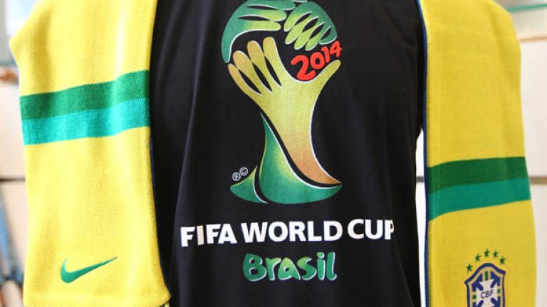 Това е официалната тениска на световното - 22 долара, а върху нея е наметнат официалният шал на Бразилия с логото на спонсора "Nike". Той е само за 10 долара.