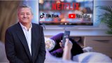 Войната за вниманието: Защо Netflix вижда YouTube и TikTok като големите си конкуренти