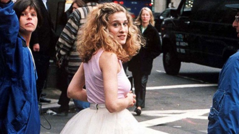 Sex and The City
От успешна книга, в успешен сериал, до успешен филм? Не точно. След 6 сезона на екран "Сексът и градът" със сигурност намери милиони верни почитателки на Кари Брадшоу и нейните три приятелки, които трябва да се справят с предизвикателствата на приятелството и на любовните (а понякога и само сексуални) връзки. Няколко златни глобуса и емита по-късно изглеждаше сякаш, че филм, който да продължи историята на приятелките, ще е добра идея.