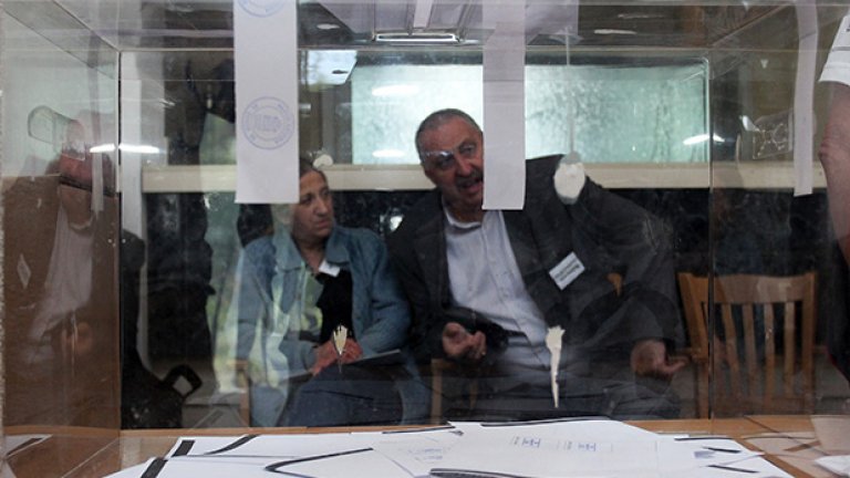 Засечени са два случая, при които 1000 заявления са с един и същи IP-номер, както и други 10 случая, в които с идентичен номер са над 100 заявления