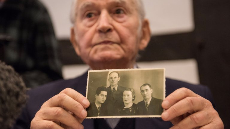 С днешна дата бившият надзирател в концентрационния лагер "Аушвиц" Райнхолд Ханинг (94 години) е осъден на 5 години лишаване от свобода заради съучастие в избиването на най-малко 170 000 души. Срещу него на процеса свидетелства 94-годишният Леон Шварцбаум:

"Комините бълваха огън... миризмата на горяща човешка плът беше толкова отвратителна, че трудно можеше да се понесе"
