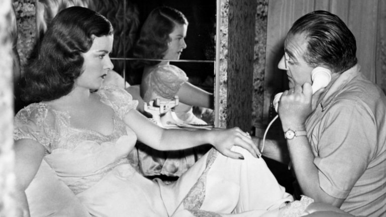 Алената улица 
През 1945 г. Фриц Ланг прави американски римейк на трагедията на Жан Реноар от 1931 г. La Chienne, за да разкаже историята на бедния художник Кристофър (Едуард Робинсън), който се увлича по съблазнителната и манипулативна Кити (Джоан Бенет). 
По-голямата част от картините във филма са оригинални и са дадени назаем от колекциите на холивудски актьори. По-късно повечето са изложени в Музея на модерното изкуство.